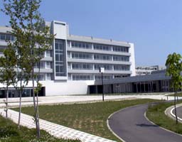 様々な研究施設がそろう大学院棟