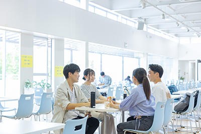 カフェテリア2階でコーヒーを飲みながら交流している様子